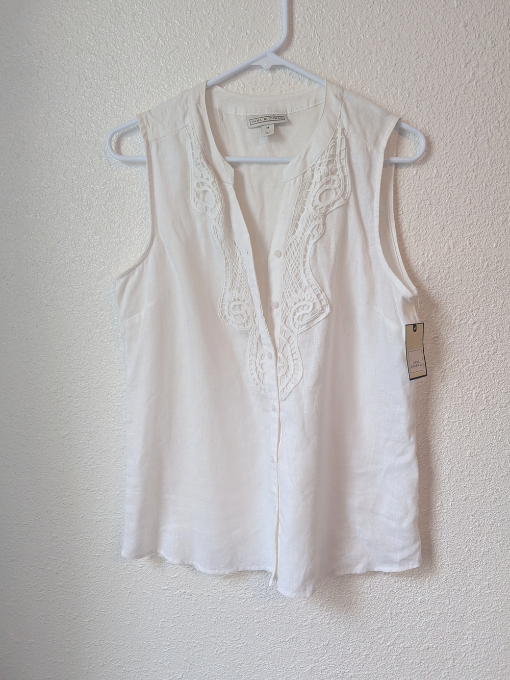 Dana Buchman White Sleeveless Button-Front Camisole with Embroidered V Detail
